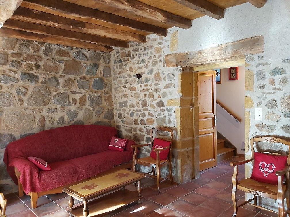 Gite 'L'Echilette' à Montrottier (Rhône-Monts du Lyonnais) : pièce de jour, coin salon.