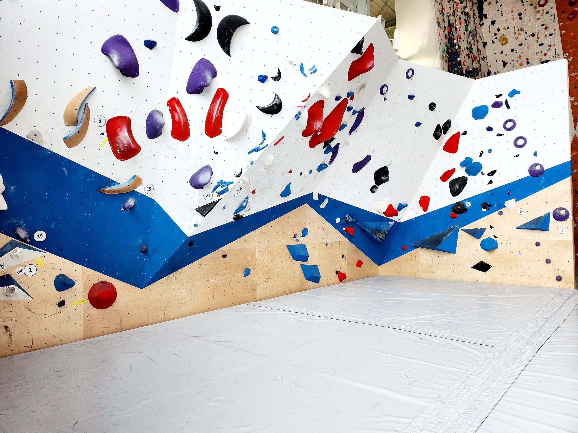 Inauguré en septembre 2025, le nouvel espace de bloc est accessible pour les grimpeurs confirmé à parti de 14 ans