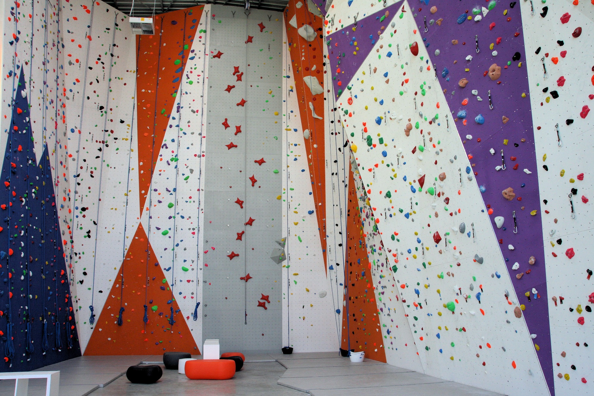 Mur de 14,5 m de haut pour grimpeurs autonomes, minimum 1 an d'expérience