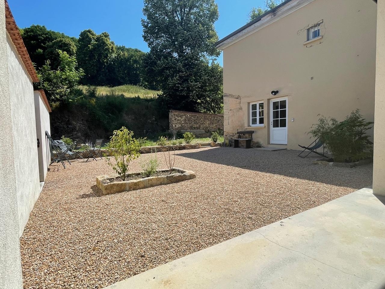 Gîte de Villette à Villechenève dans le Lyonnais - Rhône : la cour privative.