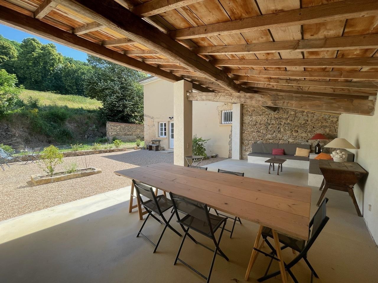 Gîte de Villette à Villechenève dans le Lyonnais - Rhône : la terrasse couverte.