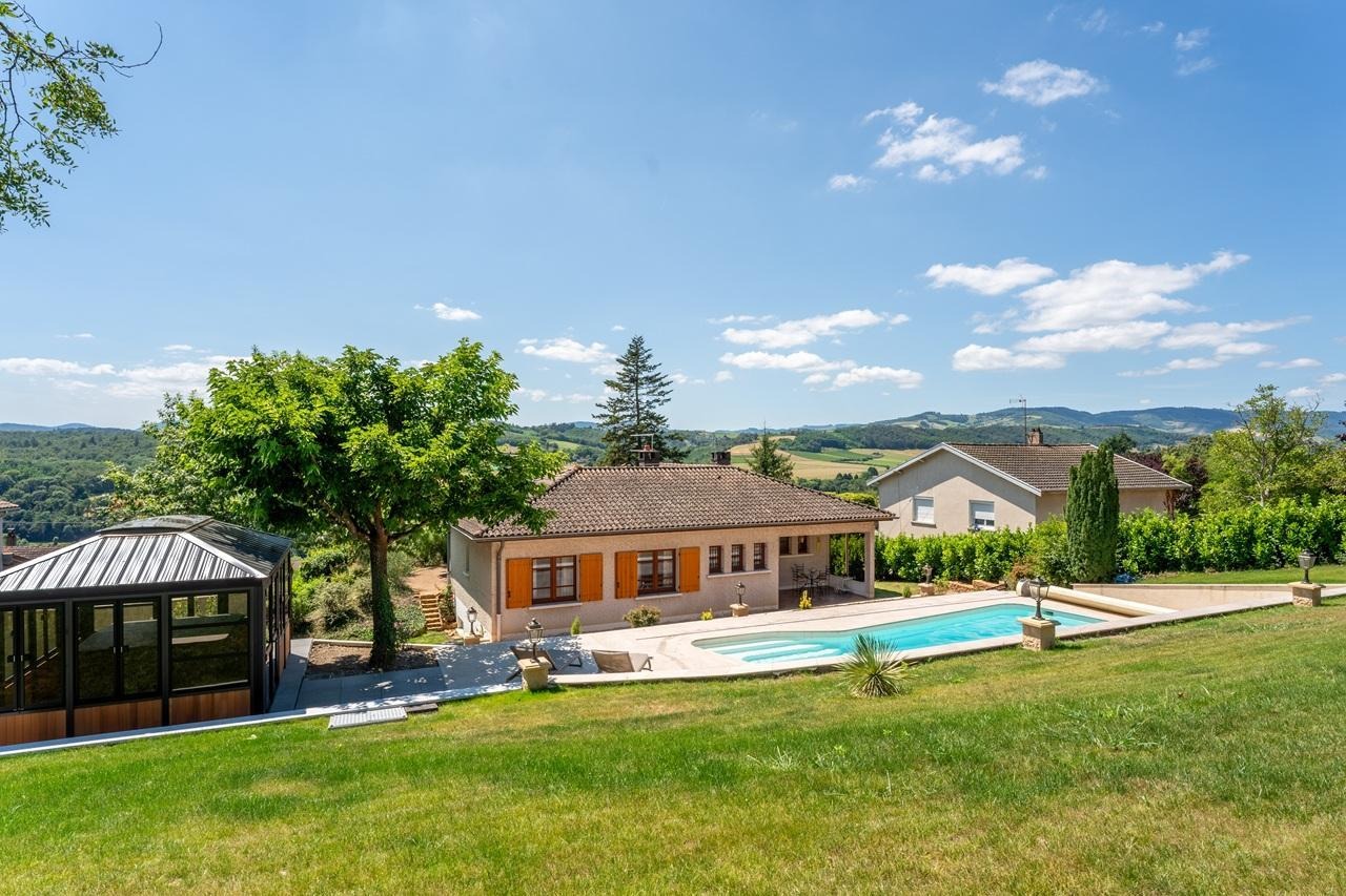 Gîte des Ifs - 8 personnes - avec piscine et jacuzzi au Bois d'Oingt - Val d'Oingt dans le Beaujolais - Rhône : piscine et espace bien être avec jacuzzi.