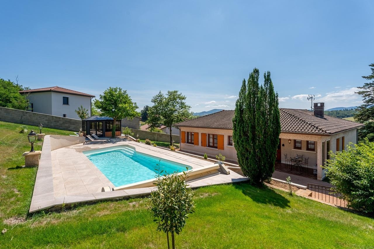 Gîte des Ifs - 8 personnes - avec piscine et jacuzzi au Bois d'Oingt - Val d'Oingt dans le Beaujolais - Rhône : la grande piscine privative.
