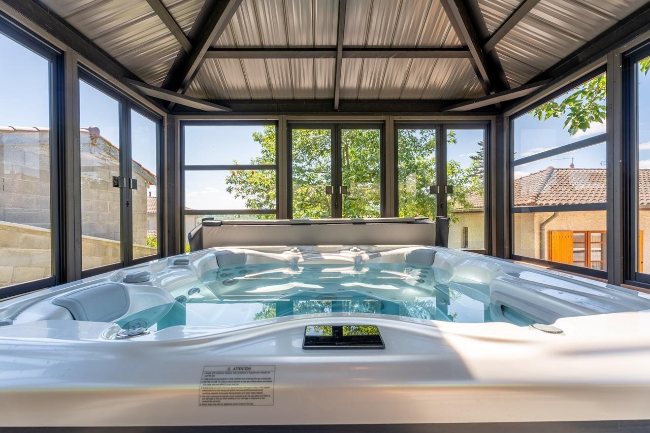 Gîte des Ifs - 8 personnes - avec piscine et jacuzzi au Bois d'Oingt - Val d'Oingt dans le Beaujolais - Rhône : l'espace Bien-Etre avec jacuzzi dans un local fermé.