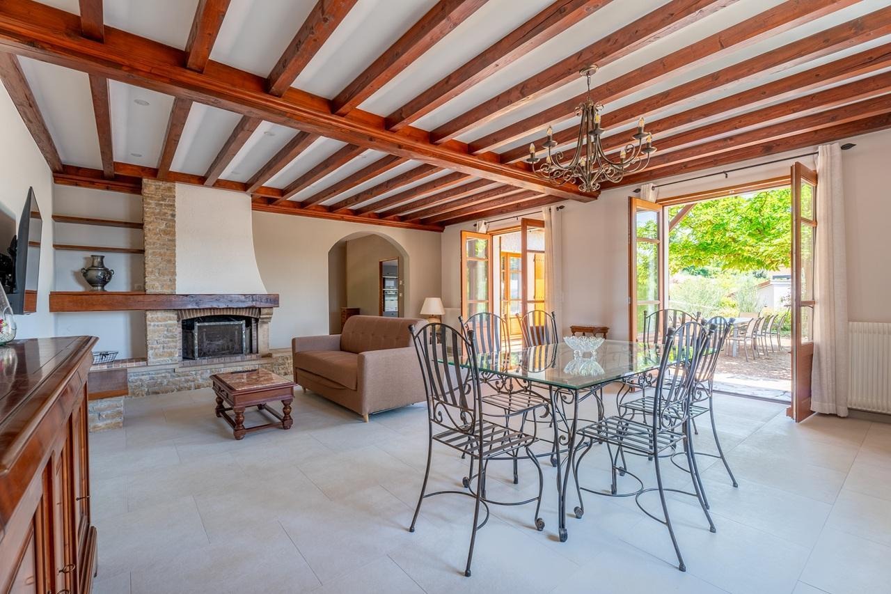 Gîte des Ifs - 8 personnes - avec piscine et jacuzzi au Bois d'Oingt - Val d'Oingt dans le Beaujolais - Rhône : le séjour et salon.