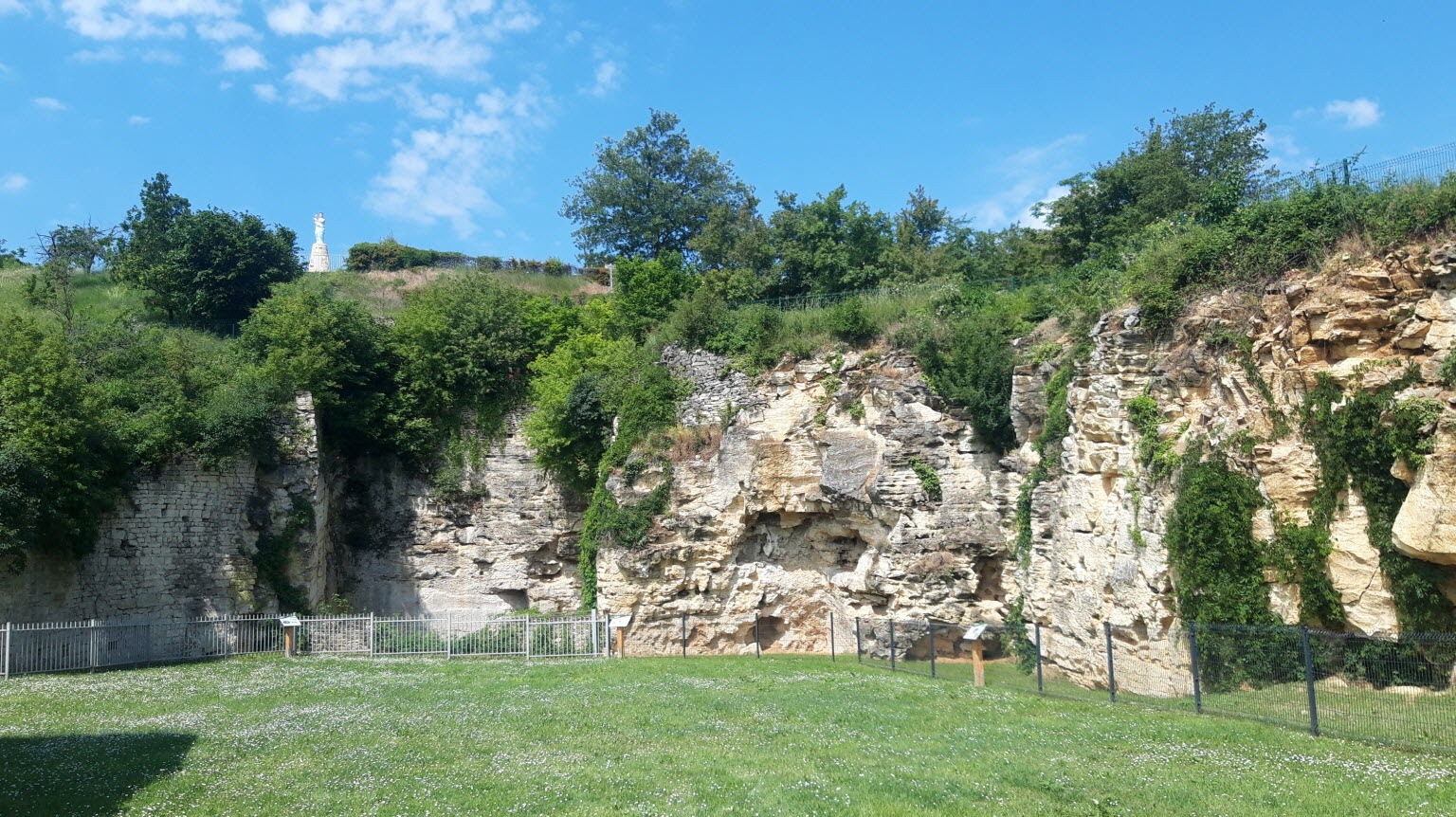 Les Gnolus - Lucenay, petit bijou…_Lucenay