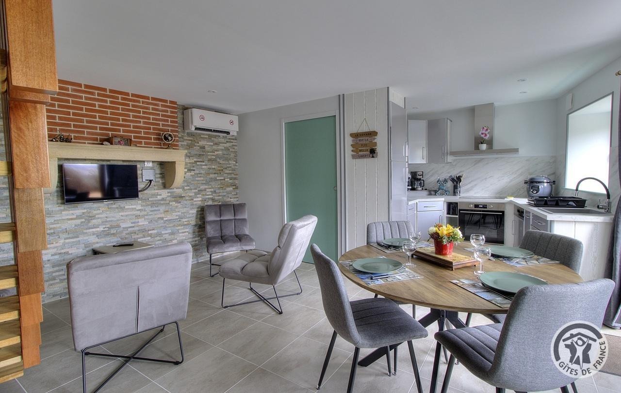 Gîte du Mont Sombet à Les Ardillats, dans le Beaujolais - proche de Beaujeu dans le Rhône : le séjour (coin repas, coin cuisine et coin détente) - rez-de-chaussée.