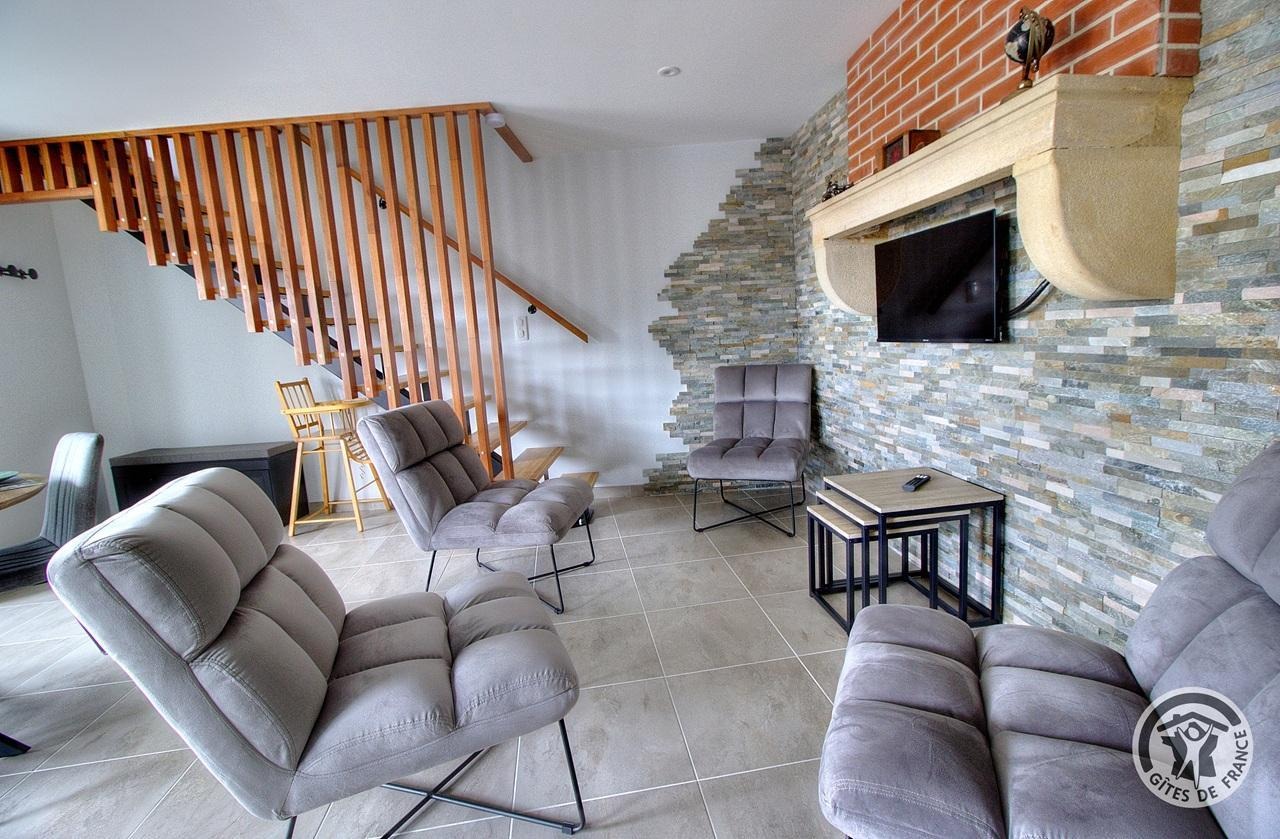 Gîte du Mont Sombet à Les Ardillats, dans le Beaujolais - proche de Beaujeu dans le Rhône : Coin salon avec TV - rez-de-chaussée.