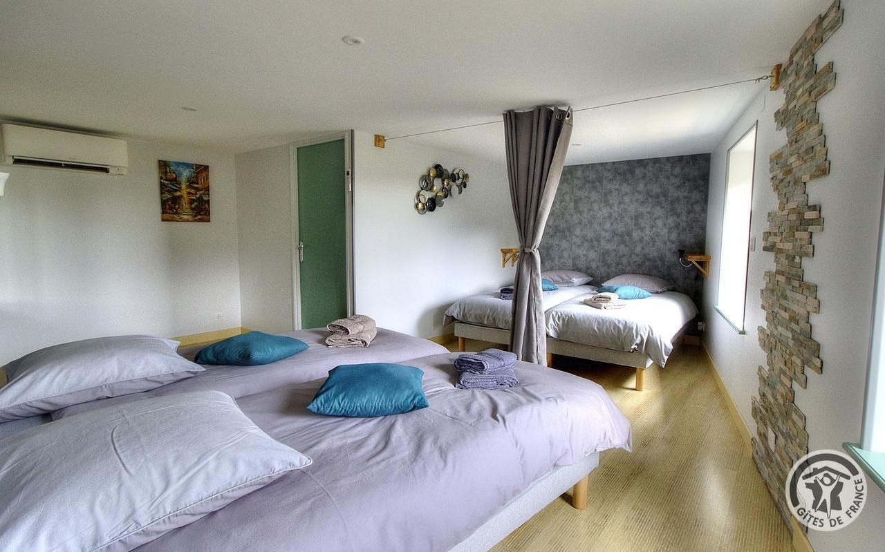 Gîte du Mont Sombet à Les Ardillats, dans le Beaujolais - proche de Beaujeu dans le Rhône : la chambre familiale à l'étage.