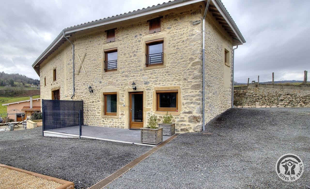 Gîte du Mont Sombet à Les Ardillats, dans le Beaujolais - proche de Beaujeu dans le Rhône : la maison en pierres.