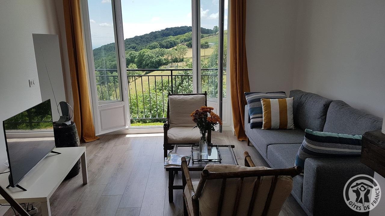 Gîte de Font Bénite n°2 - pour 6 personnes - à St André la Côte (Rhône, Monts et Coteaux du Lyonnais, Sud-Ouest de Lyon) : le coin salon ouvert sur l'extérieur (balcon avec sa vue magnifique).