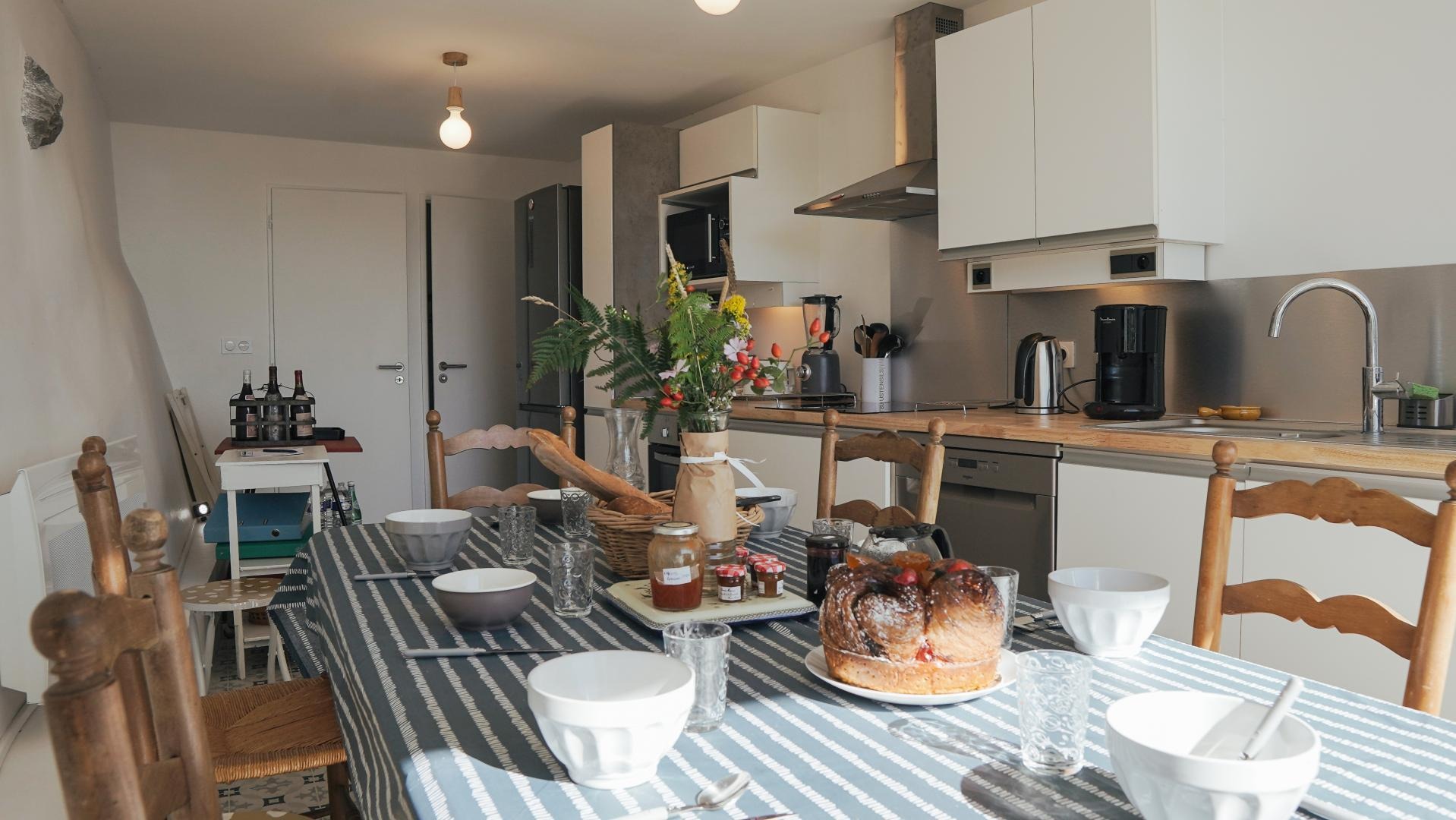 Gîte de Font Bénite n°2 - pour 6 personnes - à St André la Côte (Rhône, Monts et Coteaux du Lyonnais, Sud-Ouest de Lyon) : la cuisine/séjour au rez-de-chaussée.