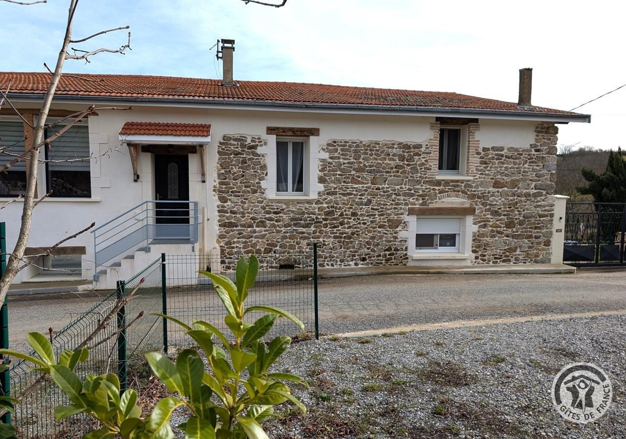Gîte de Timbout à Les Haies dans la Région de Condrieu - Parc du Pilat dans le RHONE : la maison comportant le logement des hébergeurs, le gîte et un logement loué à l'année.