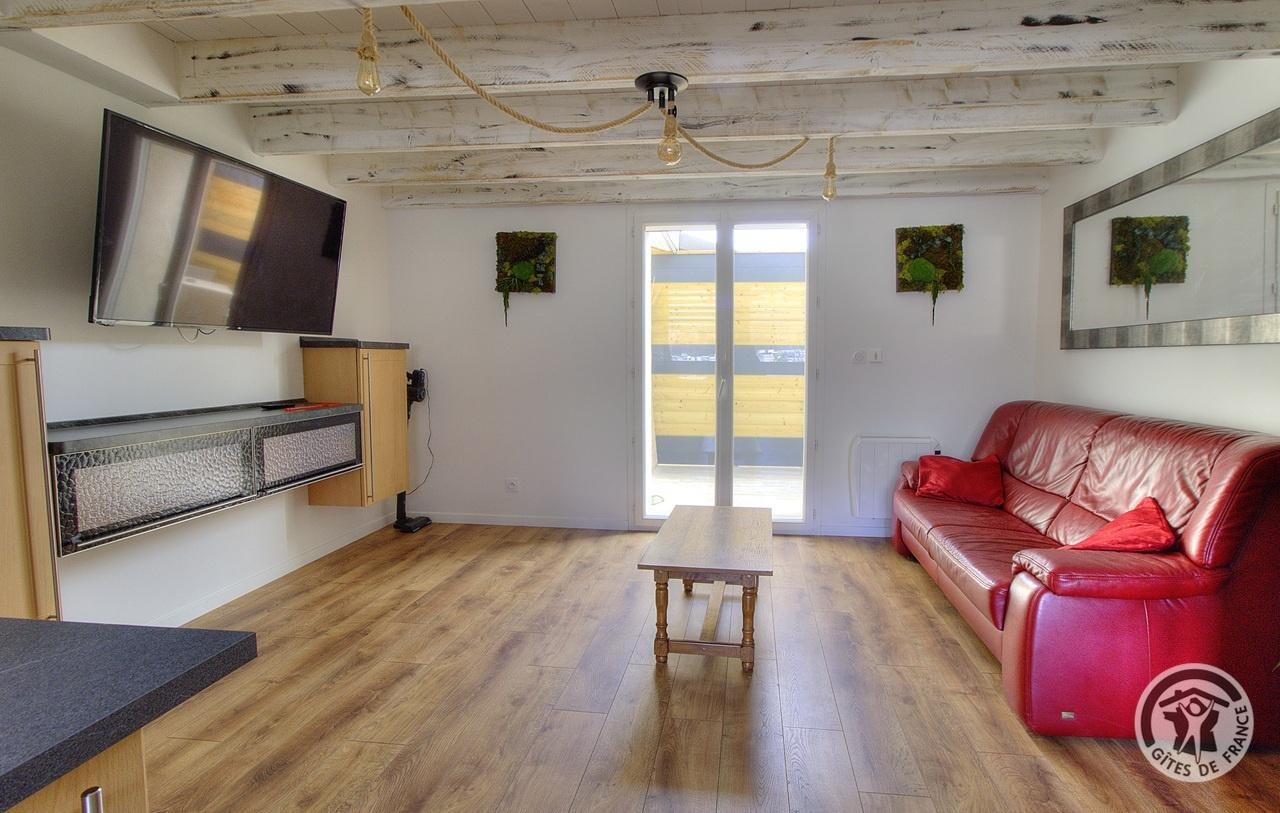 Gîte de Timbout à Les Haies dans la Région de Condrieu - Parc du Pilat dans le RHONE : le coin salon (rez-de-chaussée surélevé).