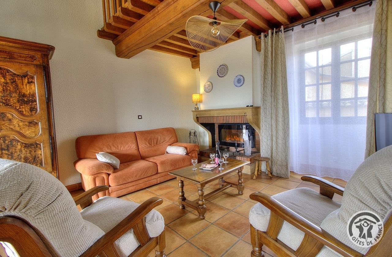 Gîte Le Camélia à Chénas, au coeur des crus du Beaujolais dans le Rhône, proximité Saône et Loire : le coin salon.