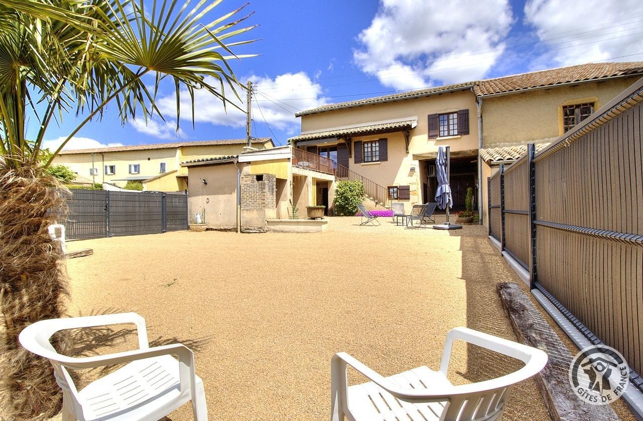 Gîte Le Camélia à Chénas, au coeur des crus du Beaujolais dans le Rhône, proximité Saône et Loire.