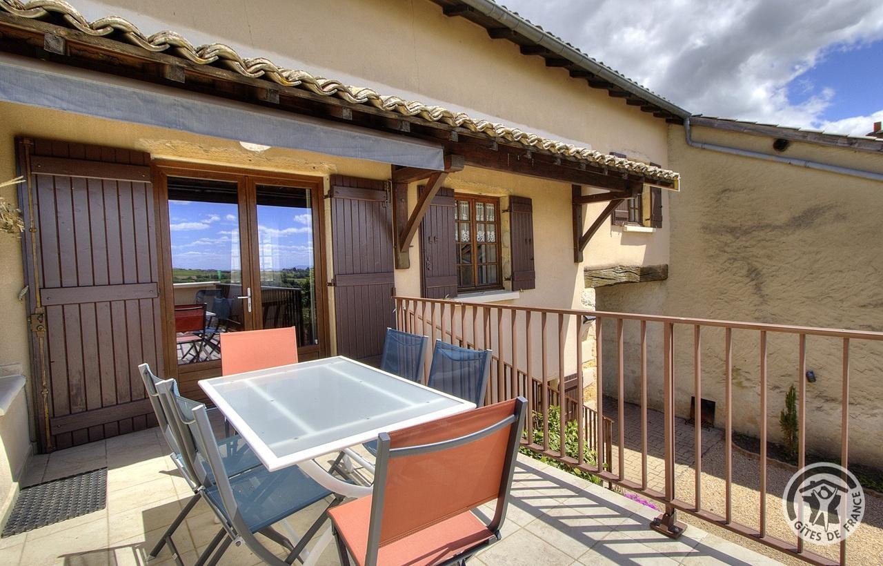 Gîte Le Camélia à Chénas, au coeur des crus du Beaujolais dans le Rhône, proximité Saône et Loire : la terrasse qui donne dans le séjour.
