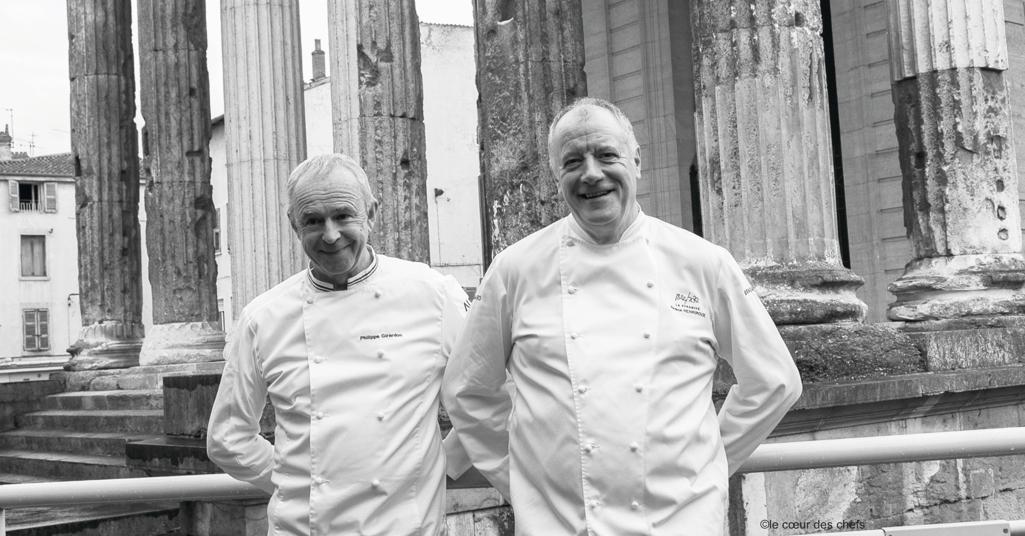 Philippe Girardon et Patrick Henriroux, prenant la pose côte à côte devant le temple d'Auguste et de Livie