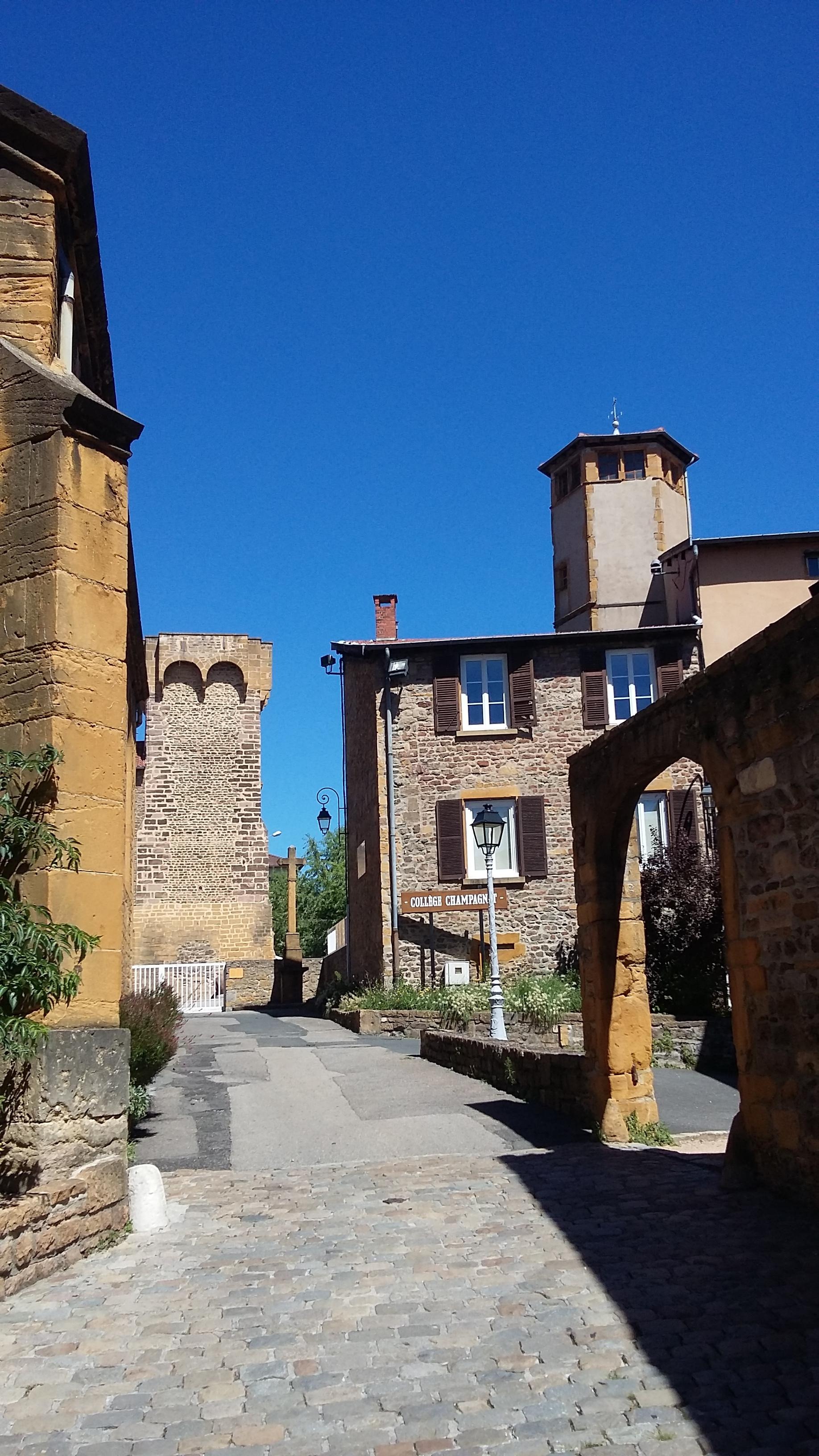 La pierre jaune présente dans tout le quartier historique