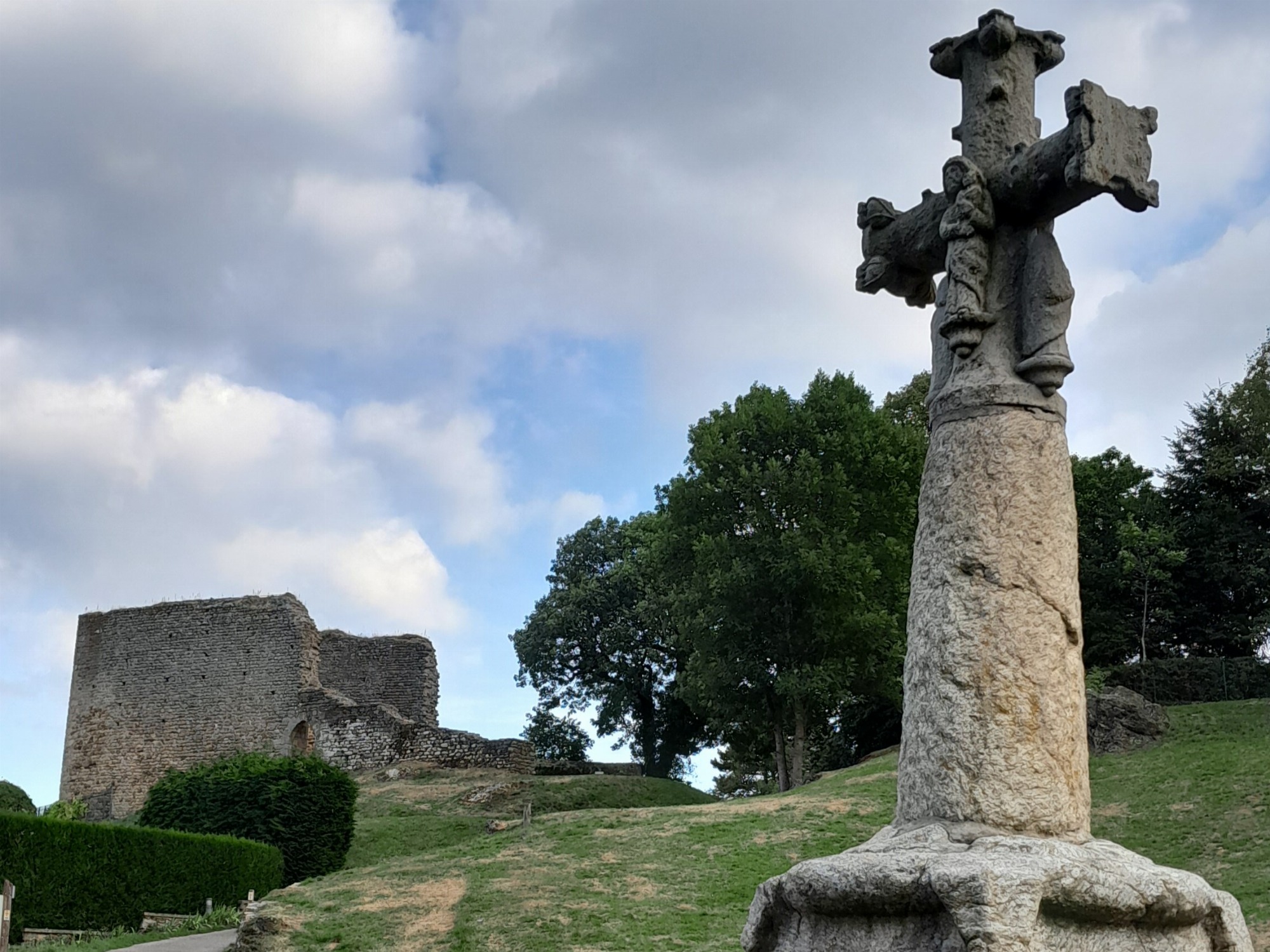 Ruines du donjon de Rochefort