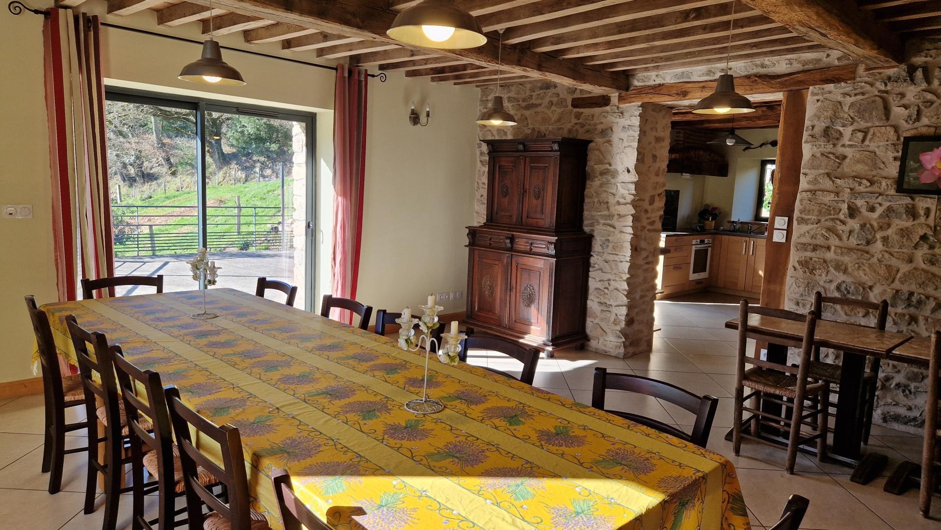 Gîte du Grand Peisselay à VALSONNE (Rhône - Beaujolais Vert) : la salle à manger.