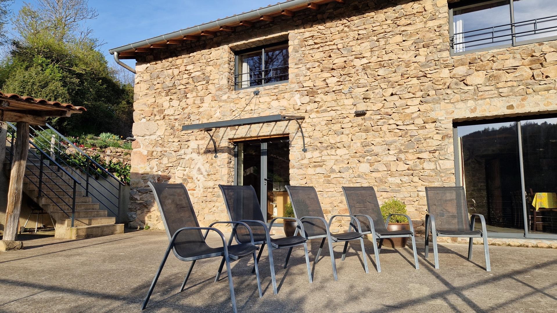 Gîte du Grand Peisselay à VALSONNE (Rhône - Beaujolais Vert) : La terrasse de 100 m² de plain-pied avec la cuisine et la salle à manger
