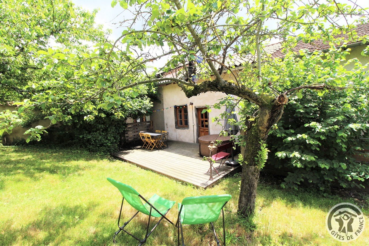 Gîte 'Le Petit Colombier' à Chambost-Longessaigne (Rhône, Ouest de Lyon - Sud de Tarare) : le jardin et la terrasse (privés et sans vis à vis).