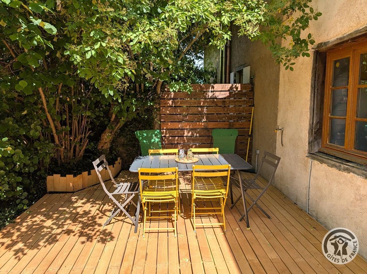 Gîte 'Le Petit Colombier' à Chambost-Longessaigne (Rhône, Ouest de Lyon - Sud de Tarare) : la table pour prendre les repas pendant les douces soirée d'été.