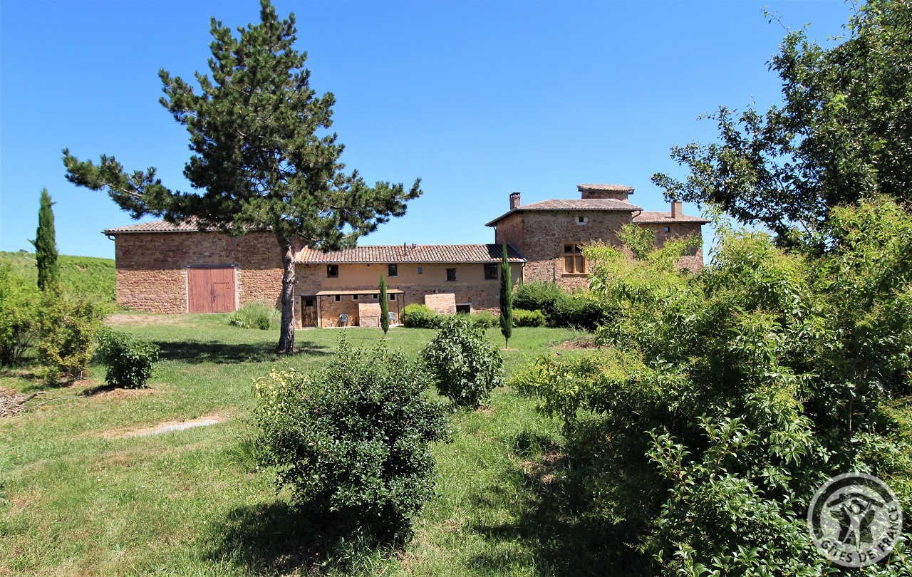 Gîte L'Annexe au Château de Pravins à Blacé (Rhône, Beaujolais, proximité de Villefranche-sur-Saône) : le gîte côté jardin.