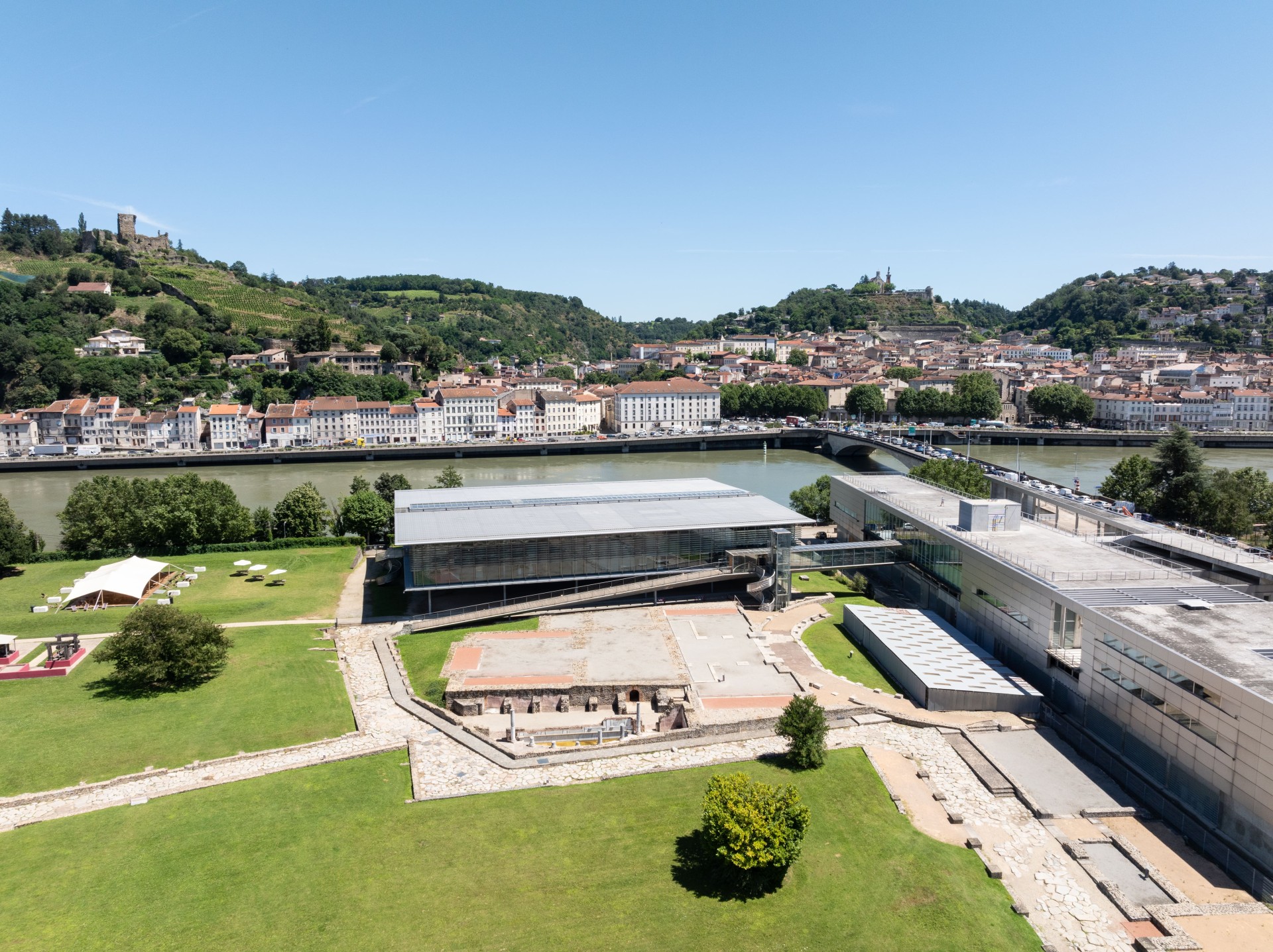 Vue aérienne du Musée Gallo-Romain et des sites archéologiques extérieurs de Saint-Romain-Gal lors des Journées Gallo-romaines et des reconstitutions d'ateliers et combat gallo-romains