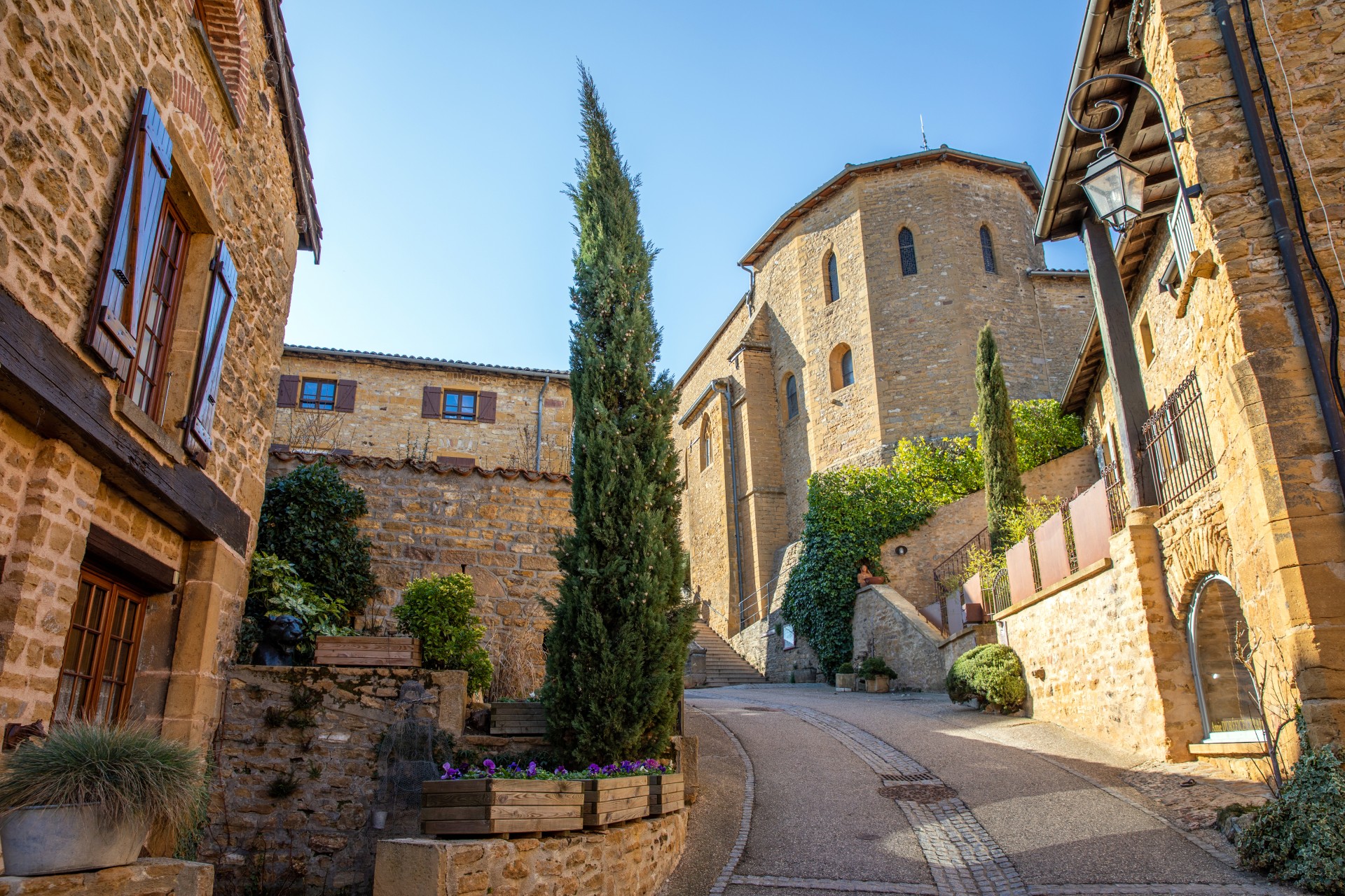 Village d'Oingt, typique en pierres dorées et classé