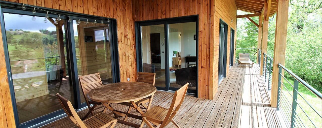 terrasse d'un hébergement en bois avec une table en bois.
