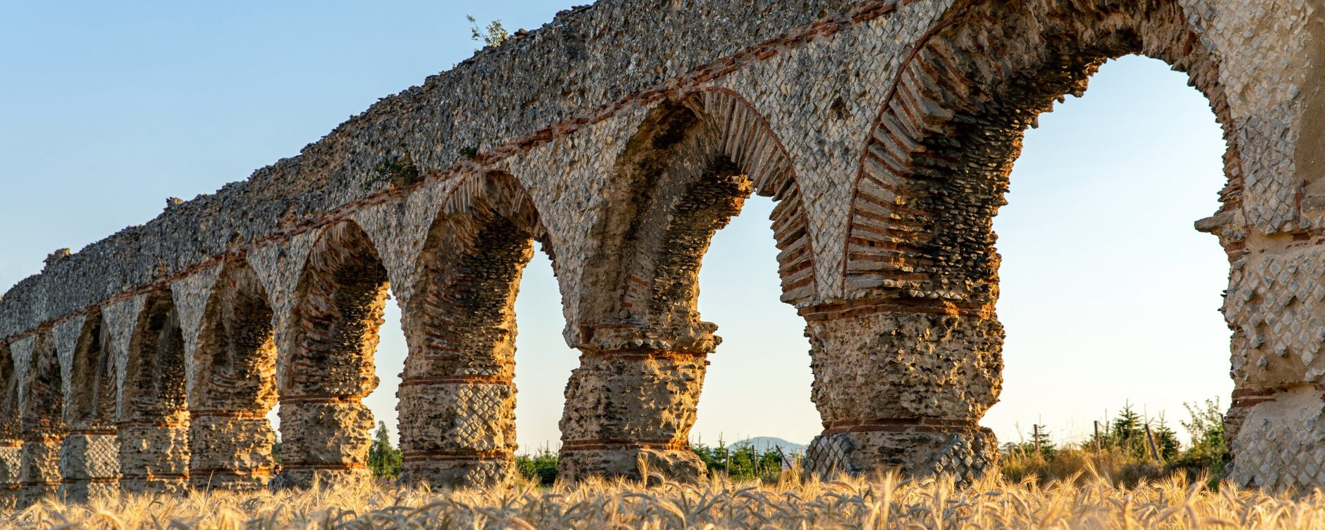 Une partie des 72 arches encore debout de l'aqueduc romain du Gier à Chaponost au Plat de l'Air dans les Monts du Lyonnais.