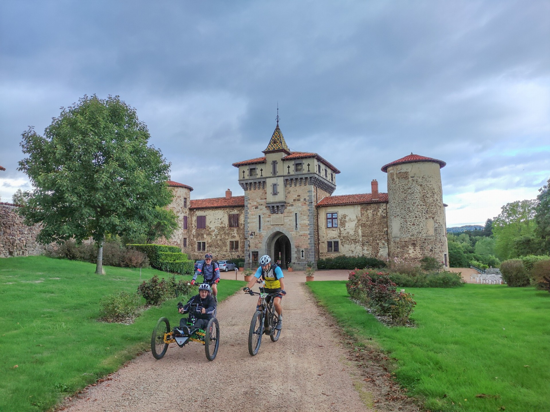 Parcours cyclo devant un château dans les monts du Lyonnais.