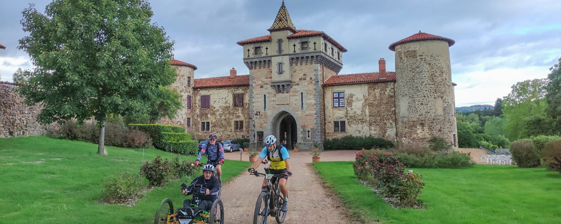 Radweg vor einem Schloss in den Bergen von Lyon.