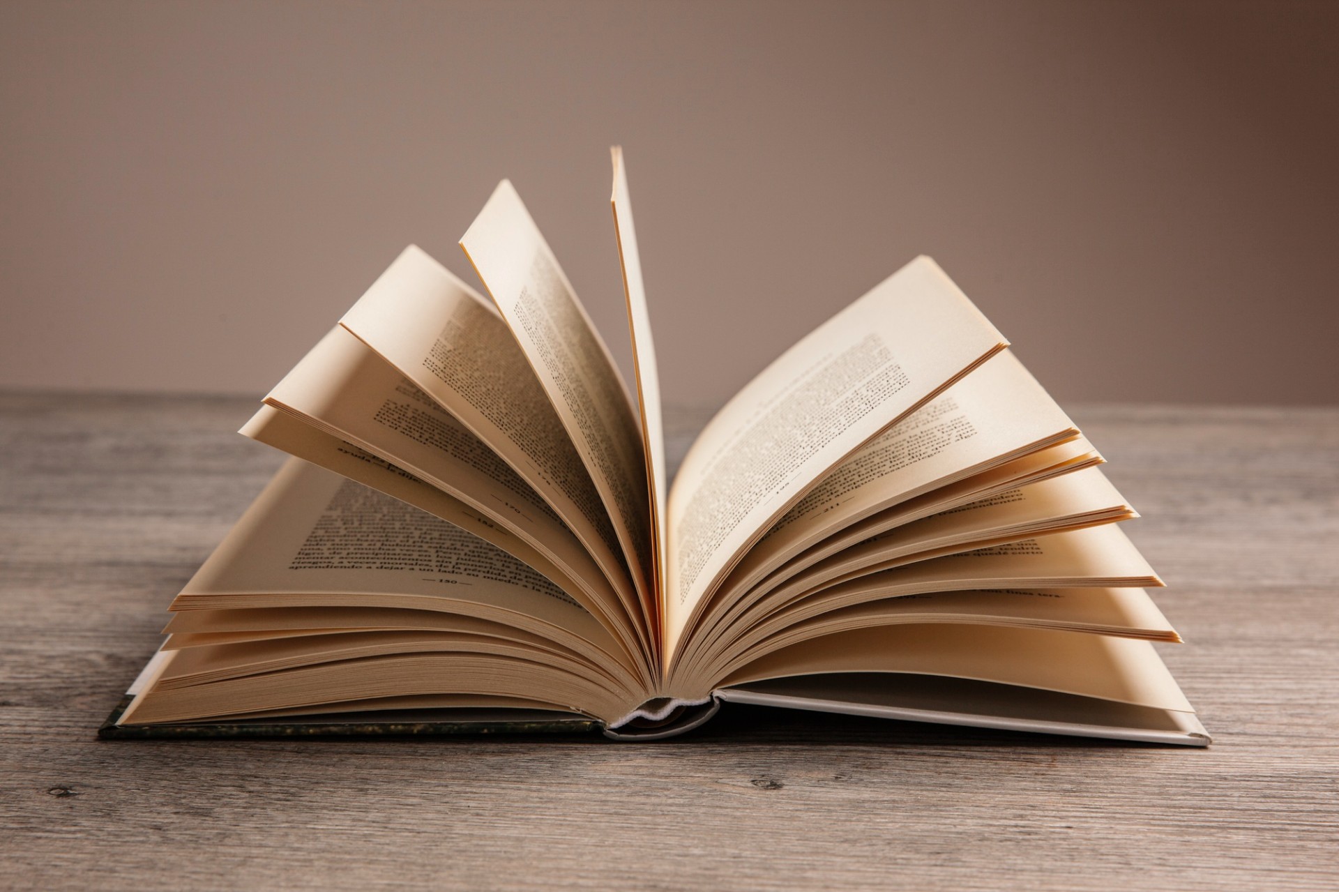 Livre ouvert sur une table