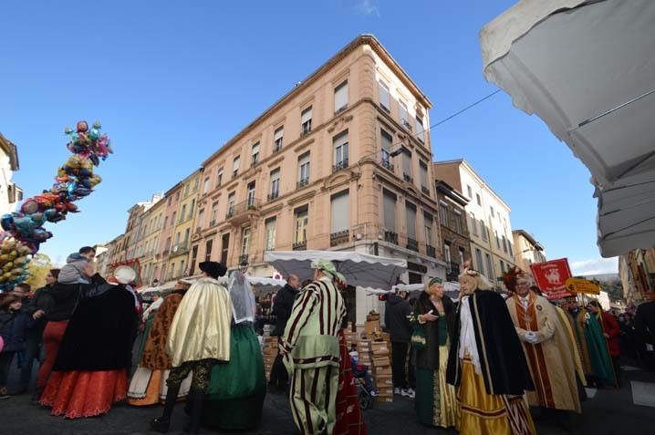 Personnes dans les rues de Tarare à l'occasion de la fête de Beaujolais Gourmand