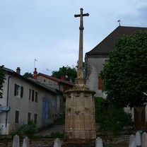 AIGUEPERSE Croix sur la place du village